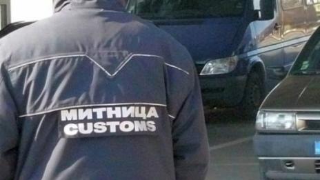 Баща използва малолетния си син, за да пренесе контрабандна валута