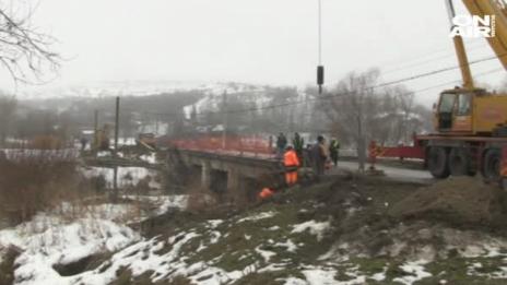 Срути се пешеходната част на мост