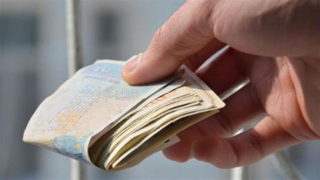 "Санитар" взе 4000 лева от възрастна жена  