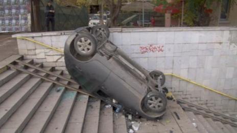 Пияна жена влезе в подлез с кола