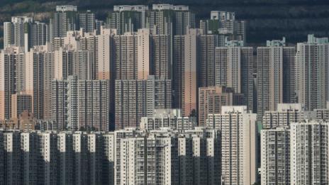 Продажбите на жилища в САЩ намаляват през юни, а цените достигат рекорден връх