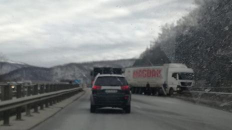 Тир влезе в насрещното на АМ „Хемус” и се удари в скат