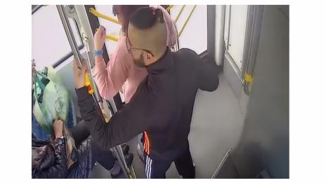 Задържаха перверзник в градския транспорт (+ВИДЕО)