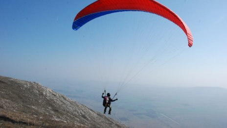 Парапланерист от Варна оцеля с 2 счупени крака след падане на каменист бряг