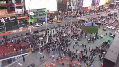 Взривове на "Таймс скуеър" в Ню Йорк. Хора бягат панически (ВИДЕО)