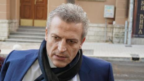 В главата на Миков – само сърпове и чукове