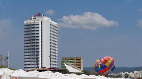 Проверяват плаж след сметка за 64 лв. за 2 чадъра и 4 шезлонга