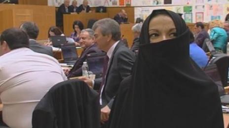 Общинската съветничка с бурка: Това беше предупреждение, че може да се случи нещо опасно