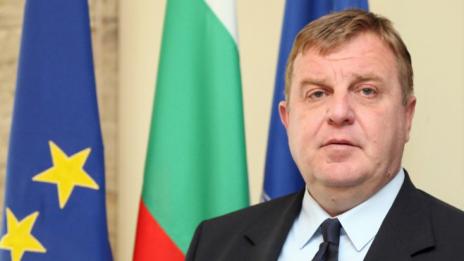 Каракачанов: Не приемам младежи с качулки да нападат полицията  