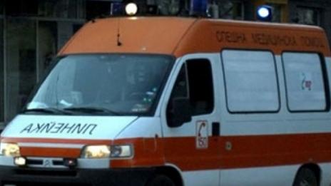 Мъж преби със стъклена бутилка и нож съпругата си и 17-годишен