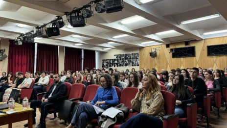 Агент на DEA изнесе лекция за дрогата пред 80 ученици-доброволци във Варна