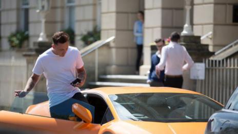 Богаташ не спира да паркира на мястото на кмета