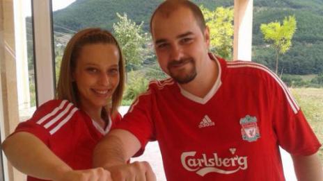 Фенове на Ливърпул се венчаха на You’ll never walk alone