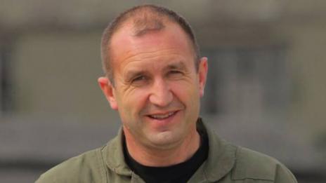 Ген. Радев отвръща на премиера, но като сдаде службата