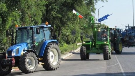 Трактори затварят главния път Разград – Търговище