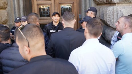 Цирк пред ЦИК: ДПС на Доган и Новото начало на Пеевски спорят кой ще бъде пръв