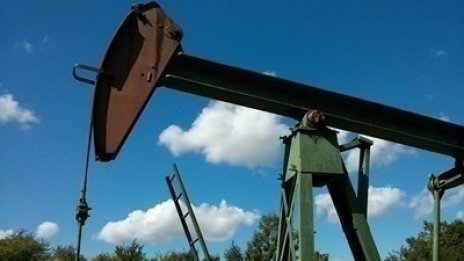 Петролът леко поевтиня