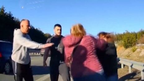 Женско меле пред Карлос Насар на магистралата