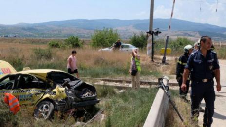 Влак блъсна таксиметров автомобил край Кочериново