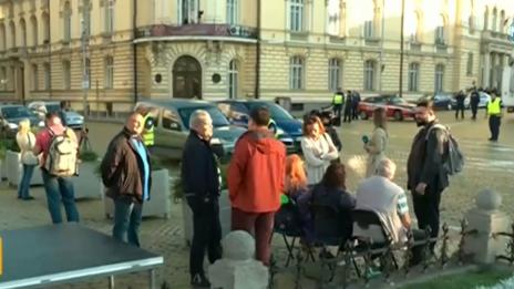 Ден 12-ти: Протестиращите със сутрешна блокада на парламента