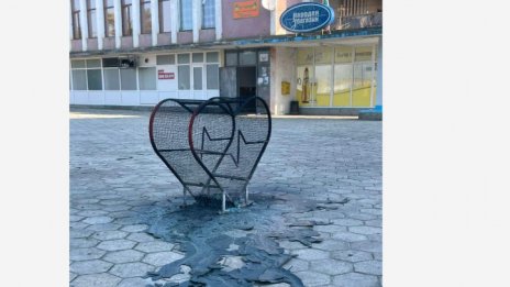 Бездушие: Запалиха сърце с капачките, събирани от "Капачки за бъдеще"