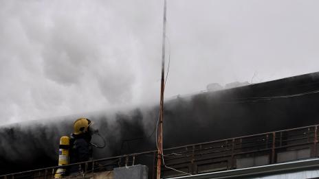 Двама пострадаха при пожар в таван срещу Руското консулство (СНИМКИ)
