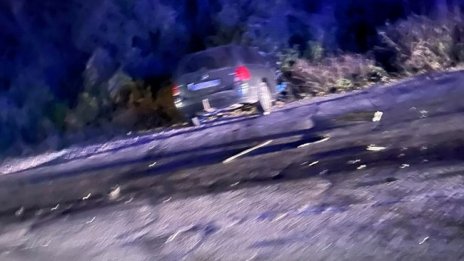 Верижен удар между три коли затвори международен път. Има жертви