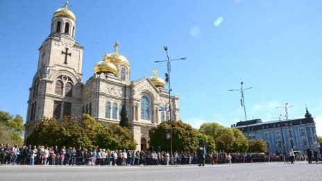 Варна отбеляза празника си с военен ритуал и издигане на знамената