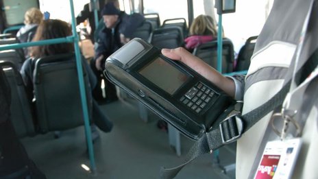 Три момичета нападнаха контрольор на градския транспорт 