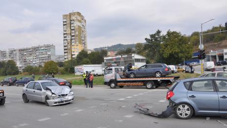 Два автомобила се блъснаха на бул. Цар Освободител (СНИМКИ)