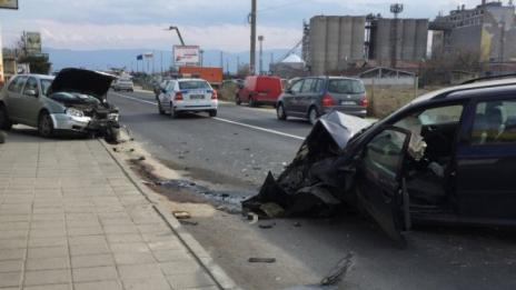 Пиян шофьор помля две коли в Пловдивско, рани момиче