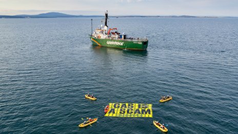 От "Грийнпийс България" разпънаха банер в Черно море с послание "Газът е измама"