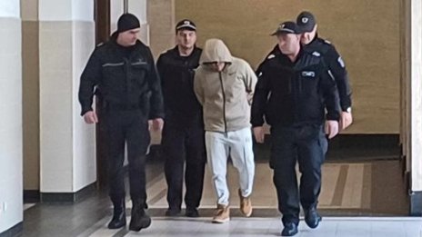 Фен пропуска раждането на детето си, полицай го видял да пали буса