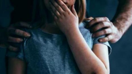 Баща блудства с 19-годишната си дъщеря във Вълчидолско