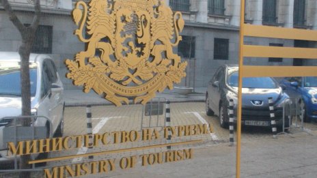 Министерството на туризма се включи в спора за бараките на "Златните"