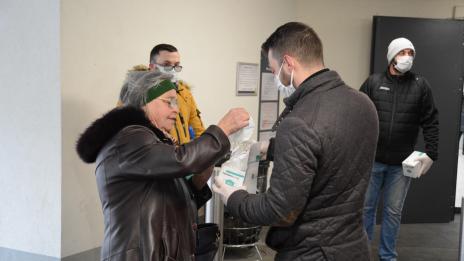 Раздадоха маски на възрастни хора във Варна