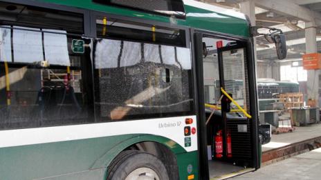Вандали строшиха пак стъкло на автобус в Стара Загора