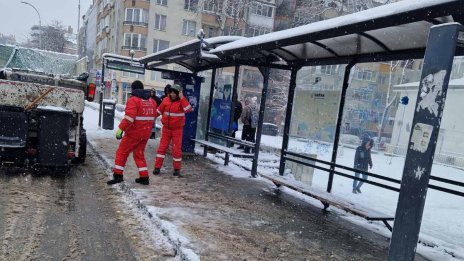 Обезопасяват допълнително автобусни спирки във Варна
