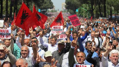 Опозицията в Албания блокира пътища в протест срещу правителството
