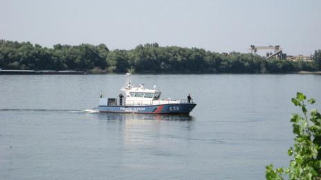 Румънски кораб заседна в Дунав край Белене