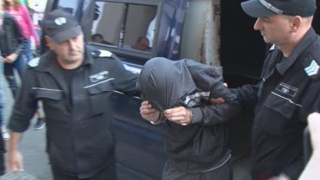 Близките на обвинения за убийството на Никол: Маскиран му сложи ножа в ръката