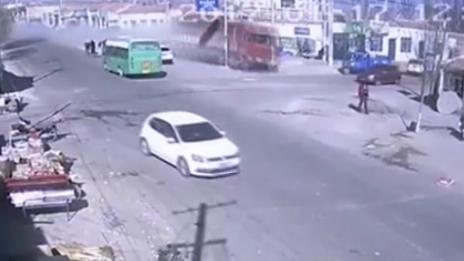 Камион се забива в къщи в северозападен Китай