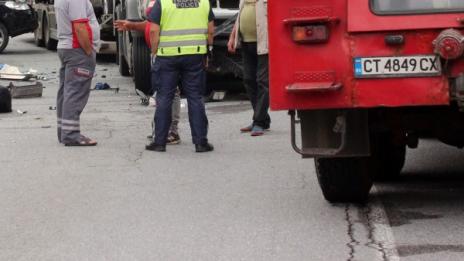 Трима пострадаха при катастрофа на Прохода на Републиката