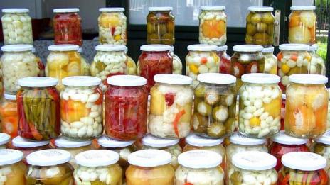 Митничари конфискуваха буркани с туршия – пълни с цигари