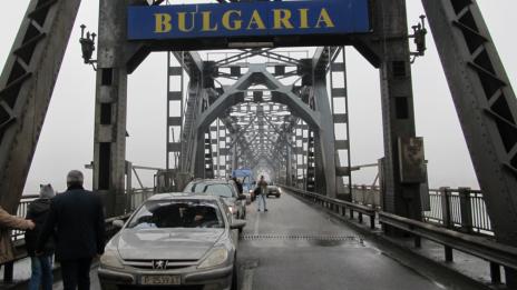 Рекорден брой румънци напуснаха страната ни през Дунав мост при Русе 