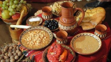Хранителни продукти раздават на бедни преди Коледа