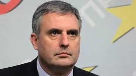 Пенсиониран полицай да взема и заплата, ако остане в МВР