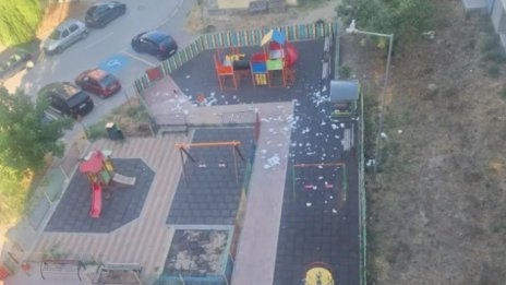 Детска площадка в "Кайсиева градина" се превърна в сметище (СНИМКА)