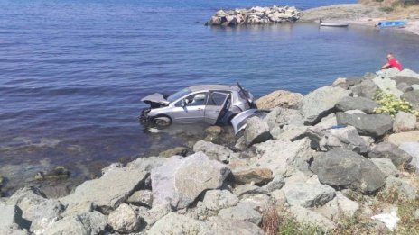 Кола далдиса в морето, шофьорът е пострадал