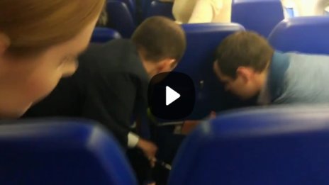 Електронно устройство избухна в пламъци на борда на самолет